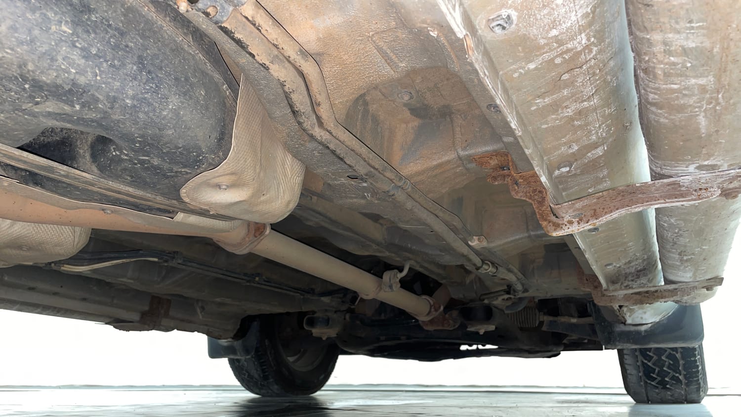 Used 2016 Mahindra XUV500 W4 Diesel Manual extra REAR RIGHT UNDERBODY VIEW