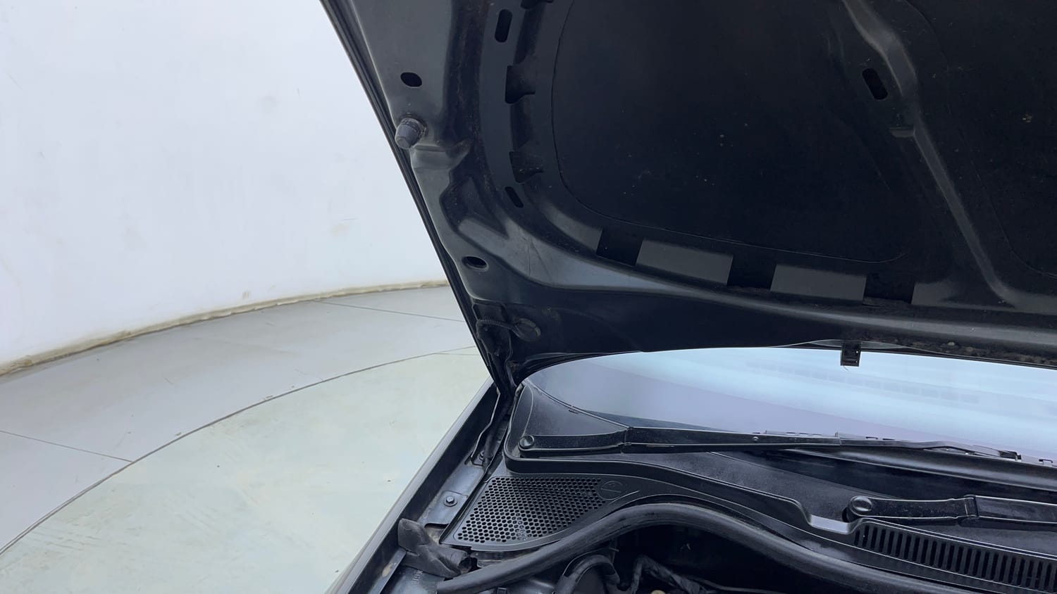 Used 2015 Volkswagen Polo Trendline 1.2L (P) Petrol Manual engine ENGINE RIGHT SIDE HINGE & APRON VIEW