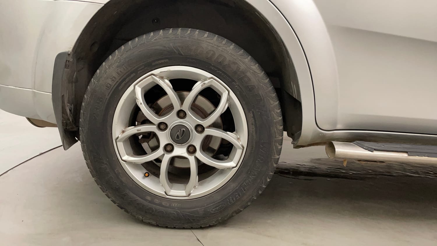 Used 2016 Mahindra XUV500 W4 Diesel Manual tyres RIGHT REAR TYRE RIM VIEW