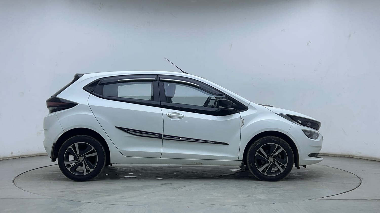 Used 2022 Tata Altroz XZ Plus Diesel Diesel Manual exterior RIGHT SIDE VIEW