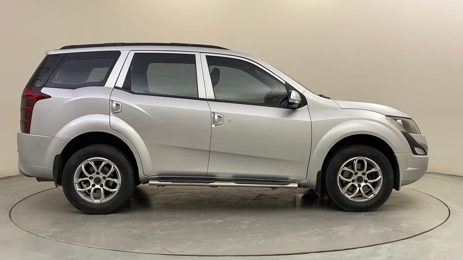 Used 2016 Mahindra XUV500 W4 Diesel Manual exterior RIGHT SIDE VIEW