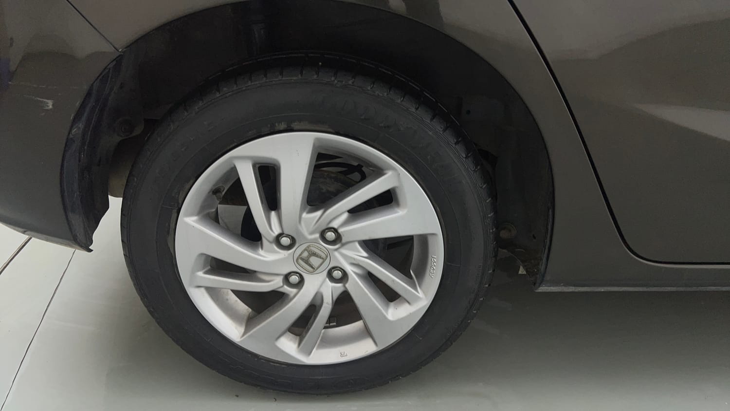 Used 2022 Honda Jazz VX CVT Petrol Automatic tyres RIGHT REAR TYRE RIM VIEW