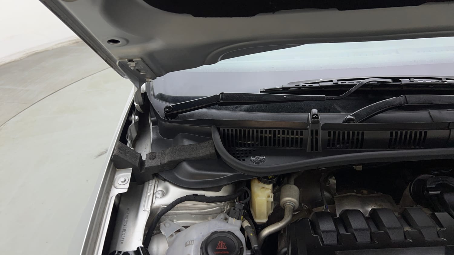 Used 2023 Volkswagen Virtus GT Plus 1.5 TSI EVO DSG Petrol Automatic engine ENGINE RIGHT SIDE HINGE & APRON VIEW