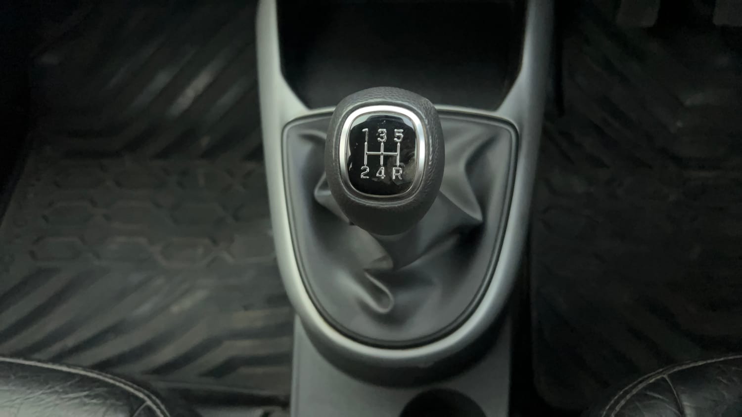 Used 2020 Hyundai Grand i10 Nios Sportz Petrol+cng(outside fitted) Cng Manual interior GEAR  KNOB VIEW