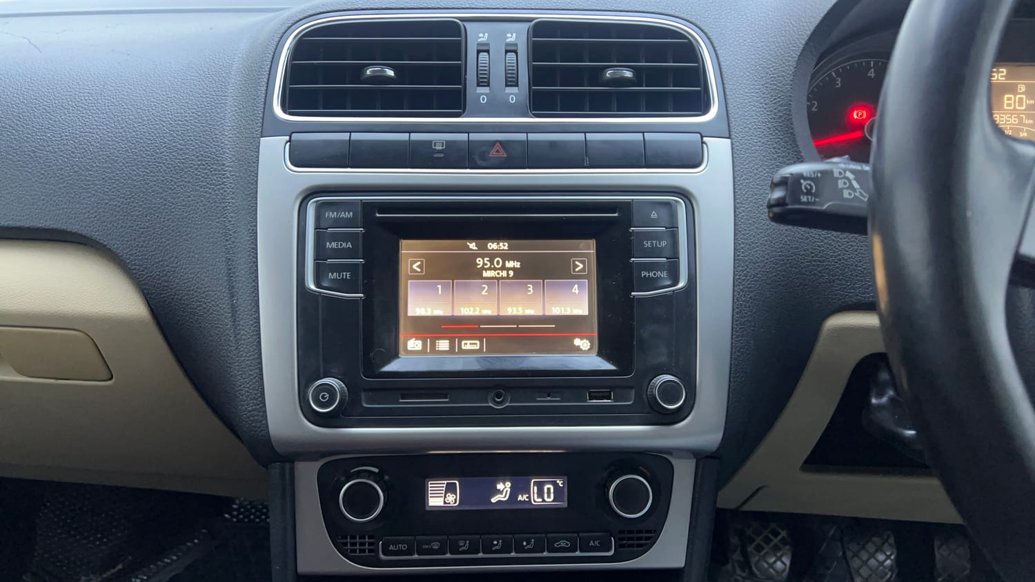 Used 2017 Volkswagen Ameo Highline1.2L (P) Petrol Manual interior MUSIC SYSTEM & AC CONTROL VIEW