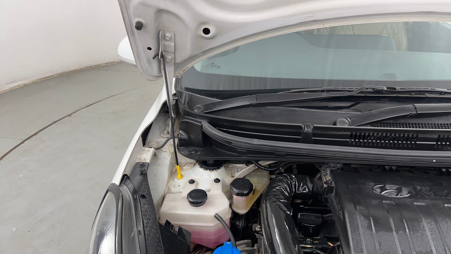 Used 2023 Hyundai Aura SX 1.2 CNG Cng Manual engine ENGINE RIGHT SIDE HINGE & APRON VIEW