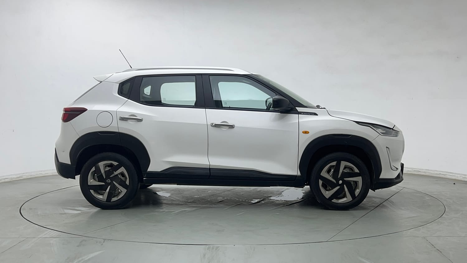 Used 2022 Nissan Magnite XE Petrol Manual exterior RIGHT SIDE VIEW