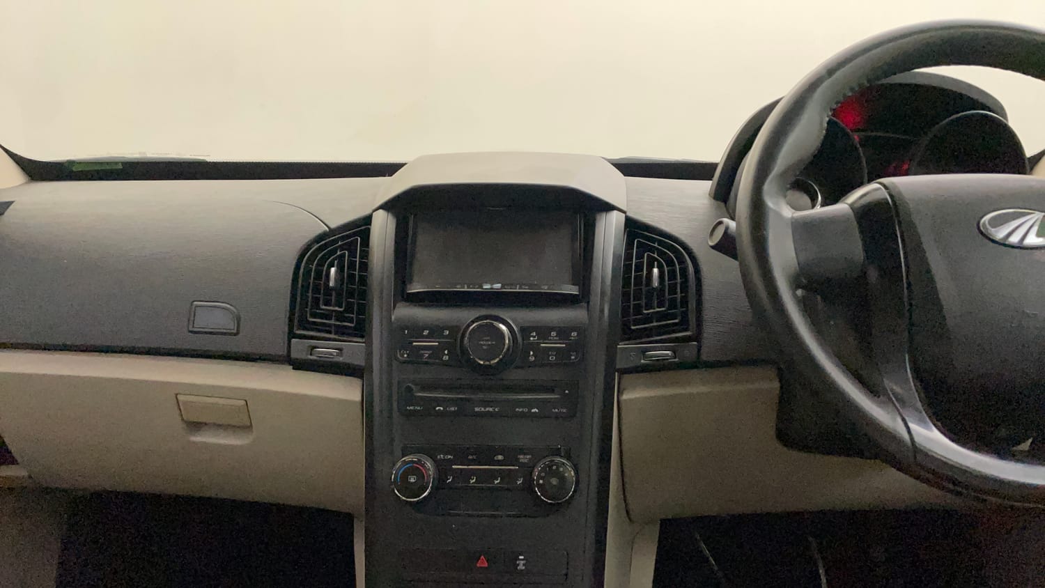 Used 2016 Mahindra XUV500 W4 Diesel Manual interior MUSIC SYSTEM & AC CONTROL VIEW