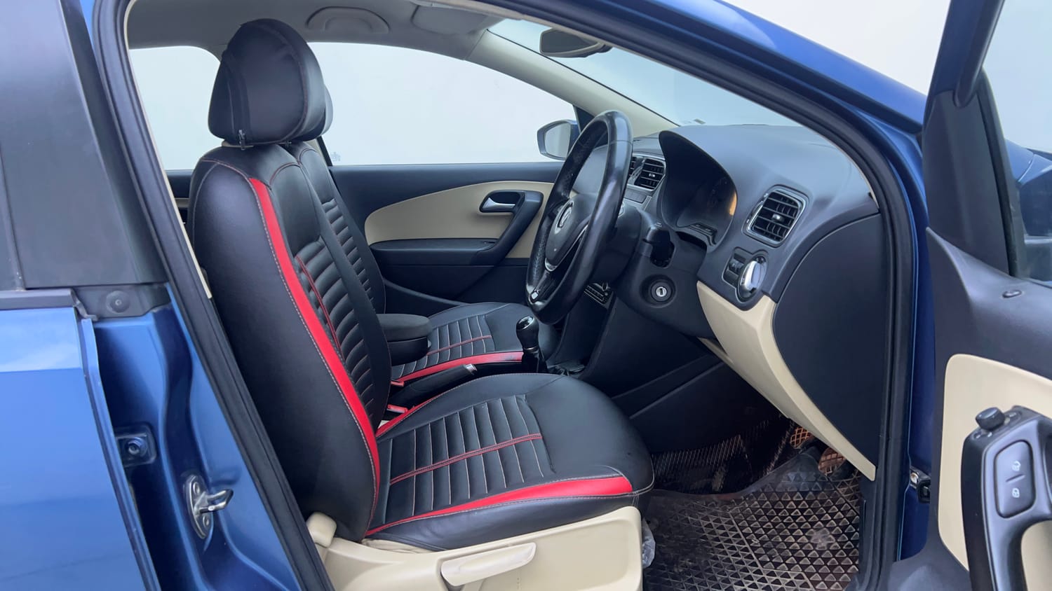 Used 2017 Volkswagen Ameo Highline1.2L (P) Petrol Manual interior RIGHT SIDE FRONT DOOR CABIN VIEW