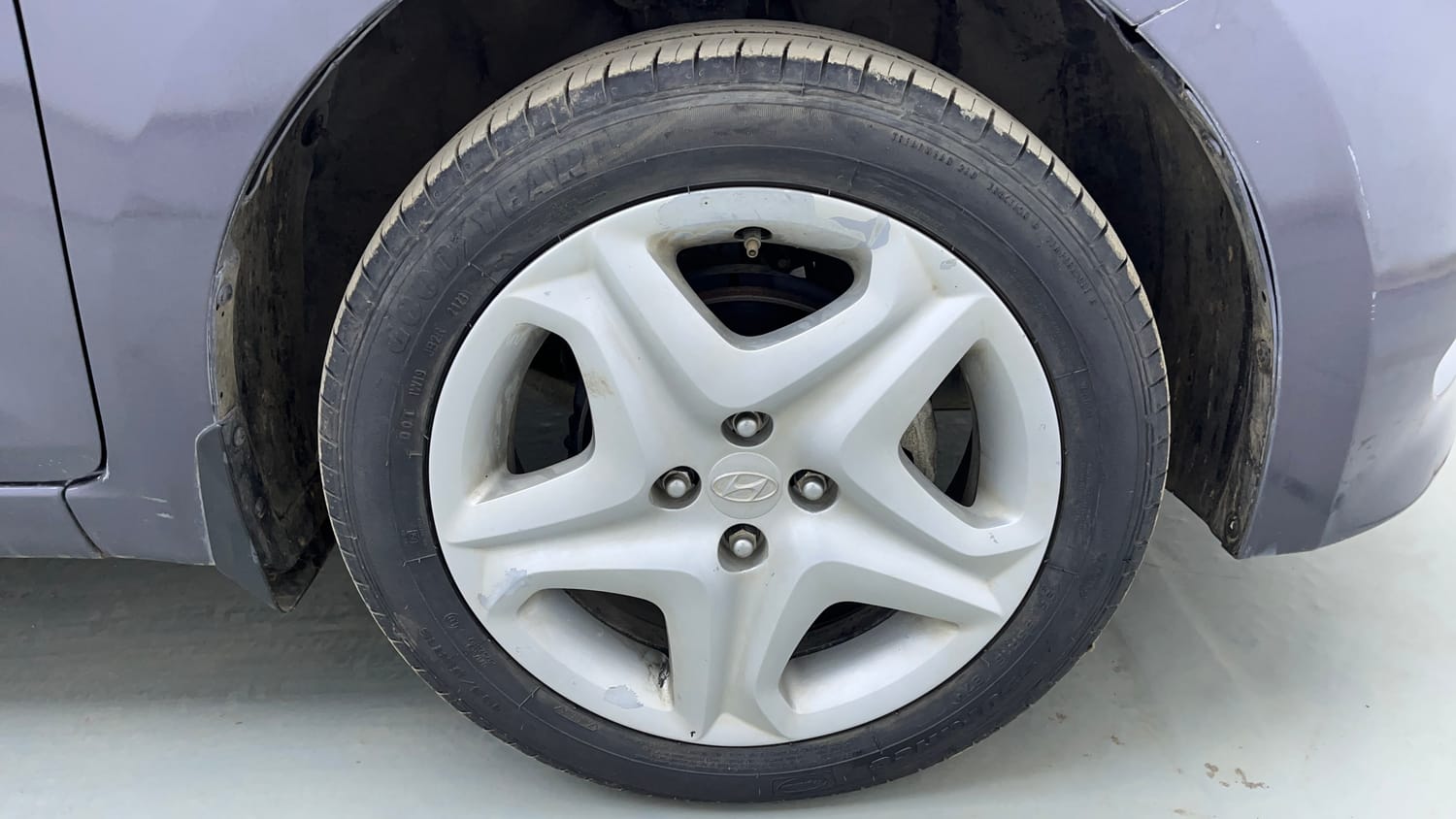 Used 2017 Hyundai Elite i20 Asta 1.2 Petrol Manual tyres RIGHT FRONT TYRE RIM VIEW