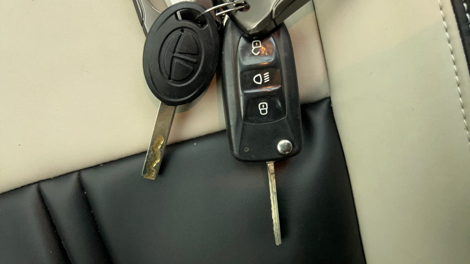 Used 2023 Tata Punch Camo Accomplished AMT Petrol Automatic extra CAR KEY VIEW