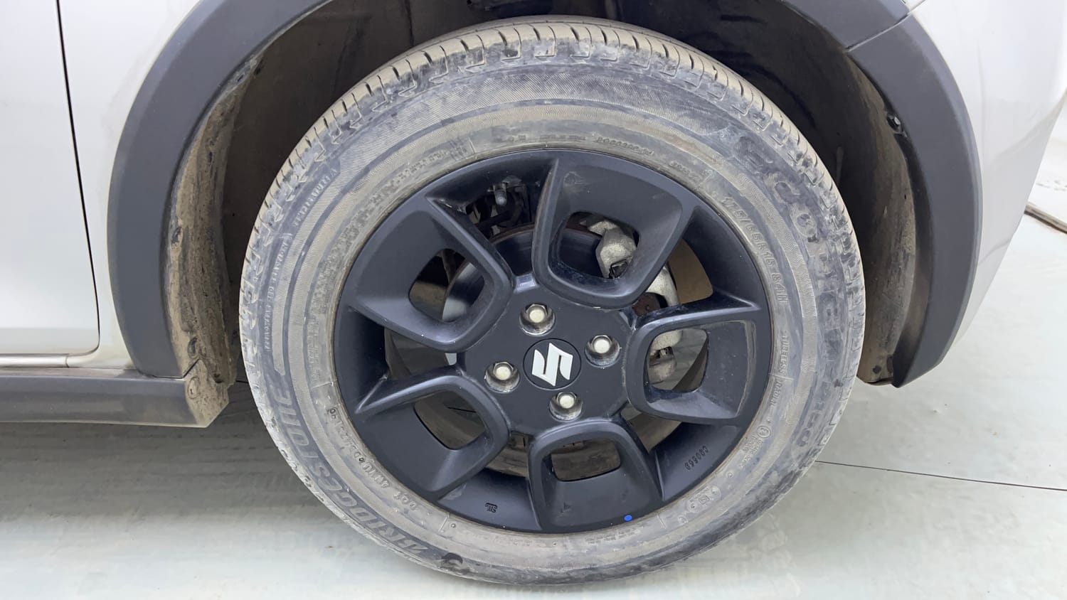 Used 2020 Maruti Suzuki Ignis Alpha 1.2 AMT Petrol Automatic tyres RIGHT FRONT TYRE RIM VIEW