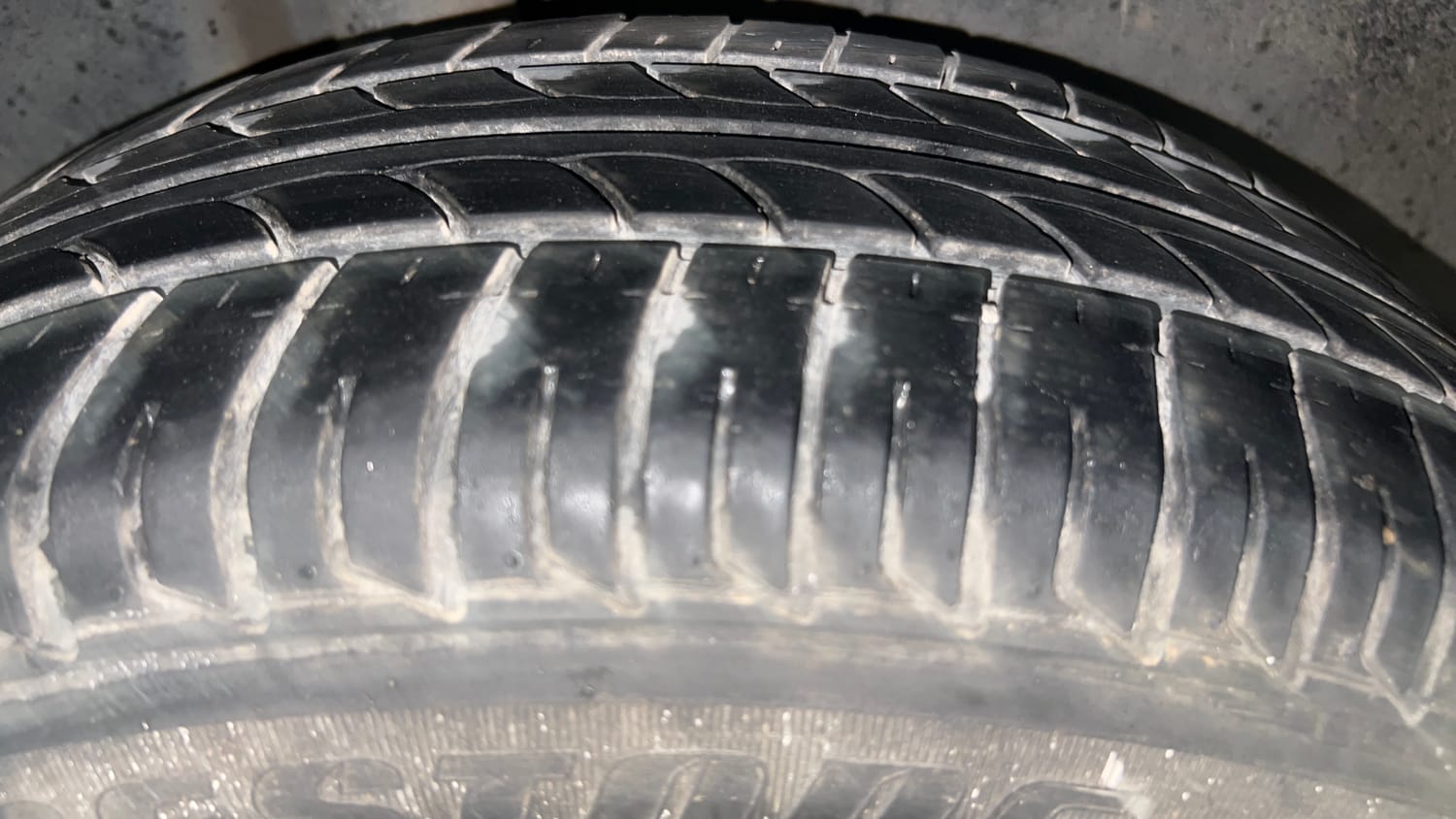 Used 2015 Volkswagen Vento Highline Diesel Diesel Manual tyres RIGHT REAR TYRE TREAD VIEW