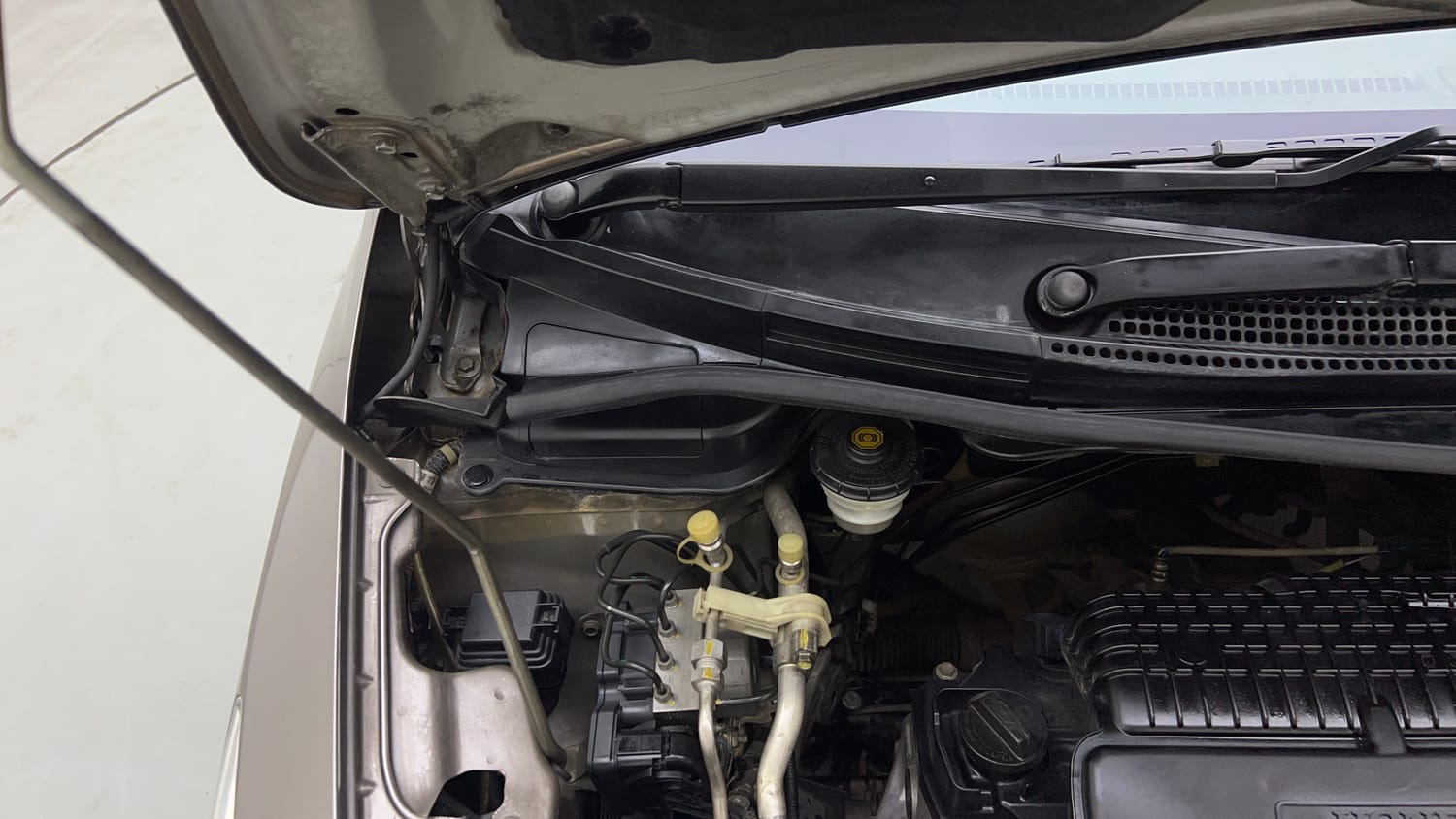 Used 2015 Honda Jazz V AT Petrol Petrol Automatic engine ENGINE RIGHT SIDE HINGE & APRON VIEW