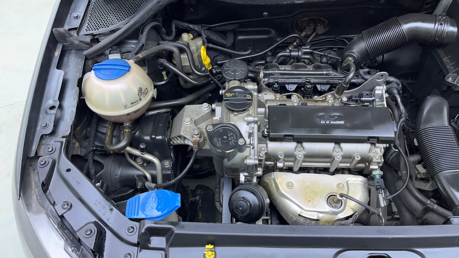 Used 2015 Volkswagen Polo Trendline 1.2L (P) Petrol Manual engine ENGINE RIGHT SIDE VIEW