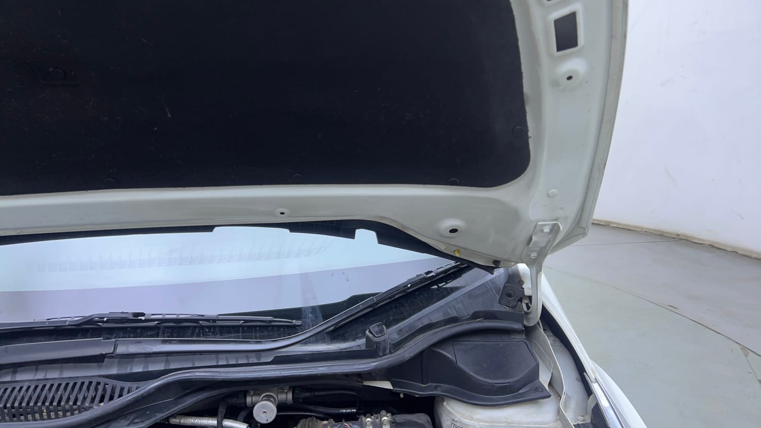 Used 2022 Tata Altroz XZ Plus Diesel Diesel Manual engine ENGINE LEFT SIDE HINGE & APRON VIEW
