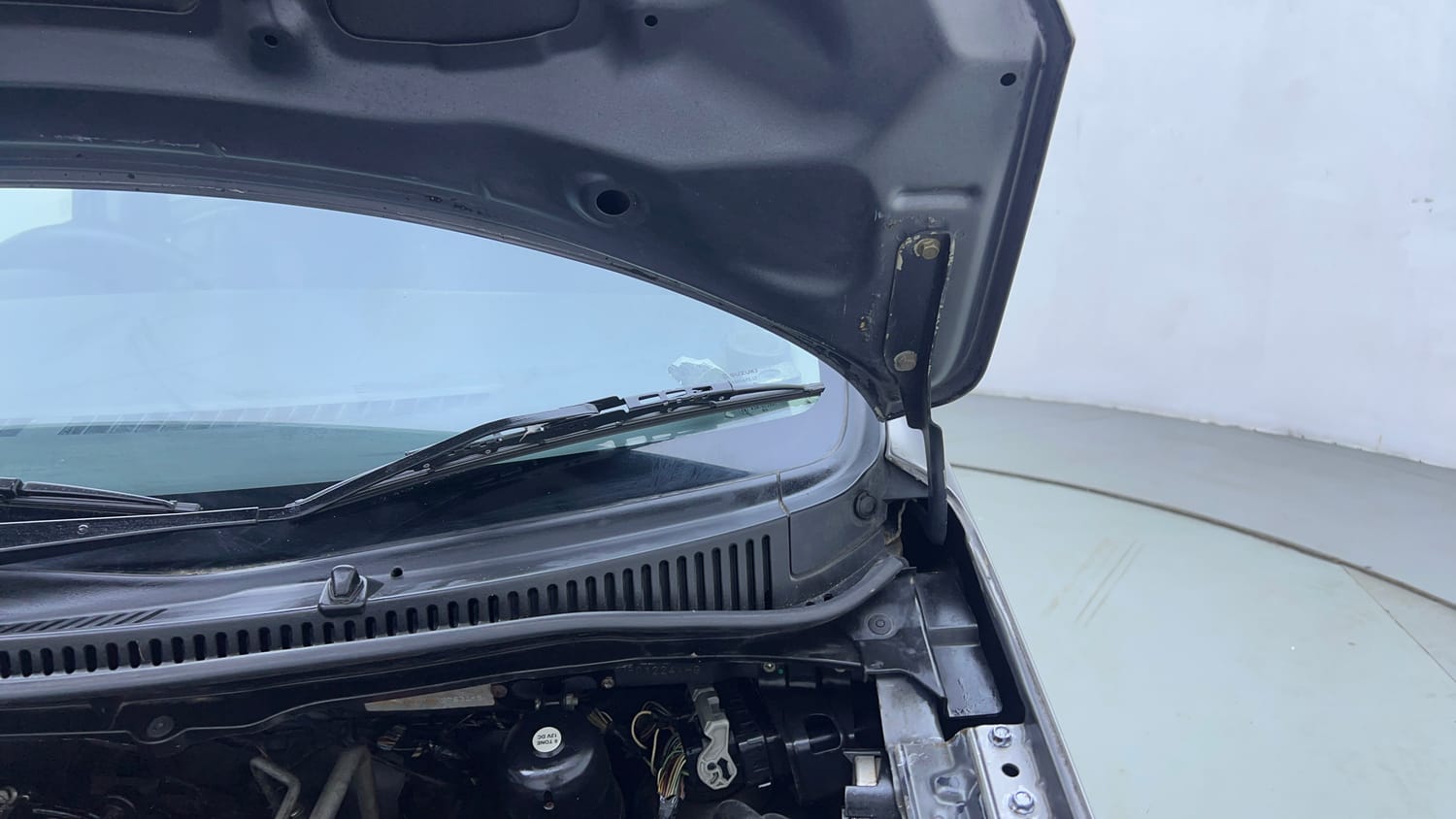 Used 2016 Maruti Suzuki Wagon R LXI CNG Cng Manual engine ENGINE LEFT SIDE HINGE & APRON VIEW