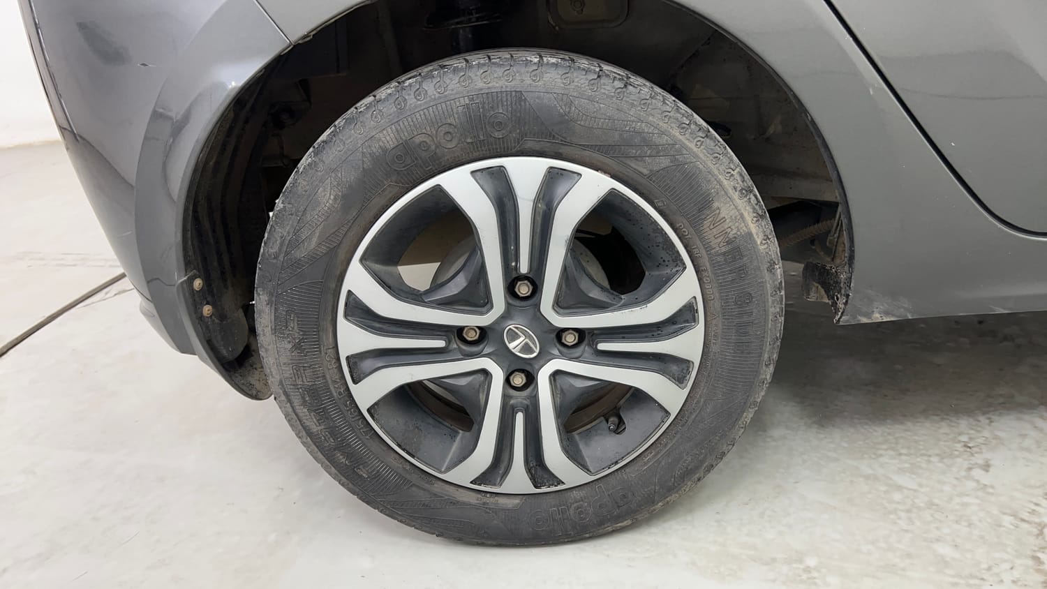 Used 2020 Tata Tiago Revotron XZ Petrol Manual tyres RIGHT REAR TYRE RIM VIEW