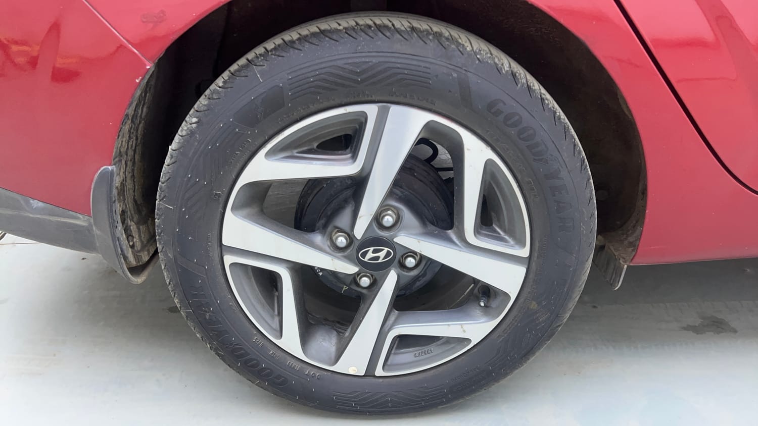 Used 2020 Hyundai Aura SX 1.2 Petrol Petrol Manual tyres RIGHT REAR TYRE RIM VIEW