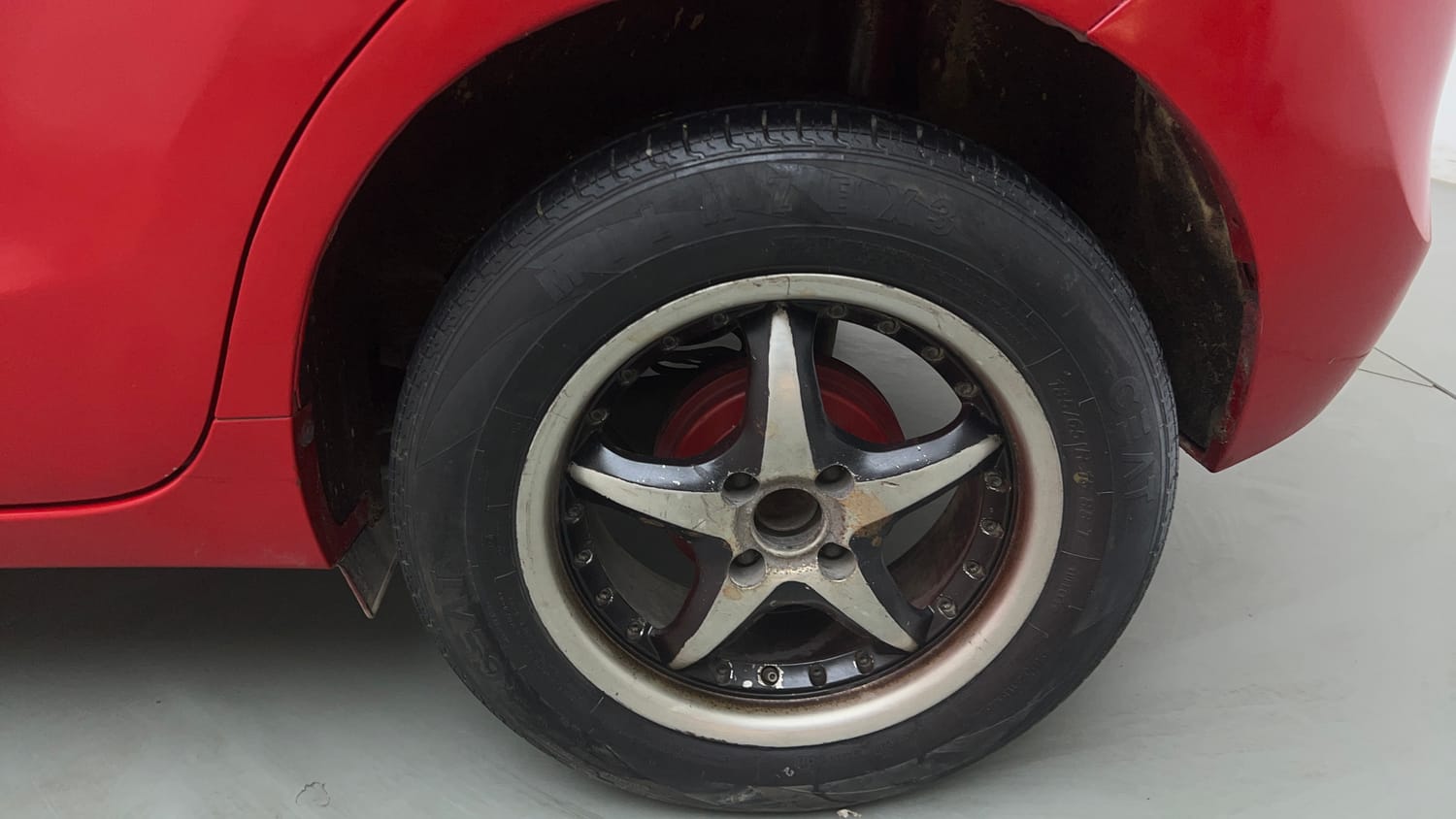 Used 2015 Maruti Suzuki Baleno Delta 1.2 Petrol Manual tyres LEFT REAR TYRE RIM VIEW