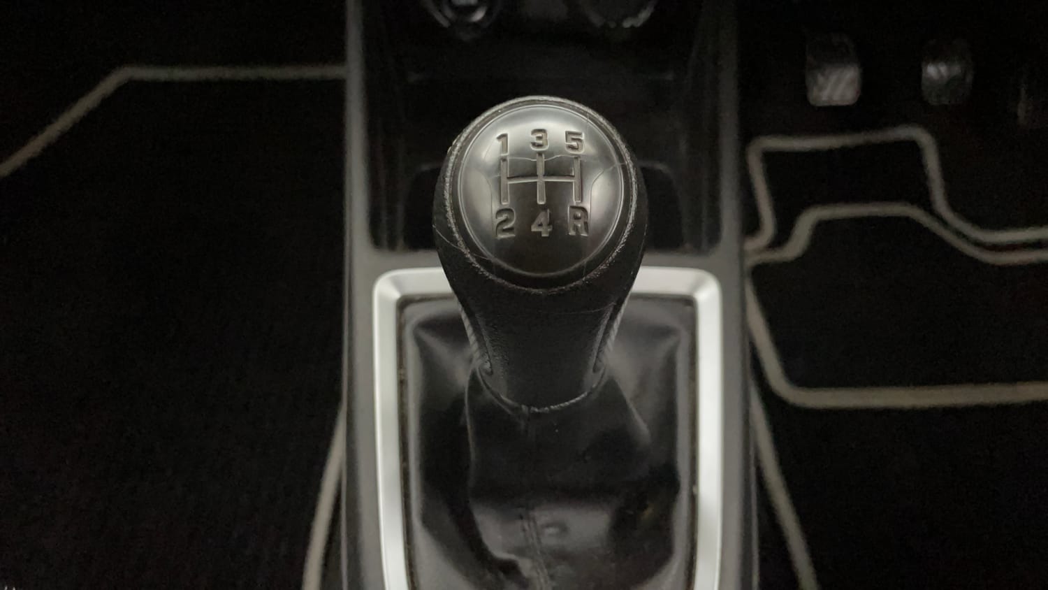 Used 2019 Maruti Suzuki Swift LXi Petrol Manual interior GEAR  KNOB VIEW