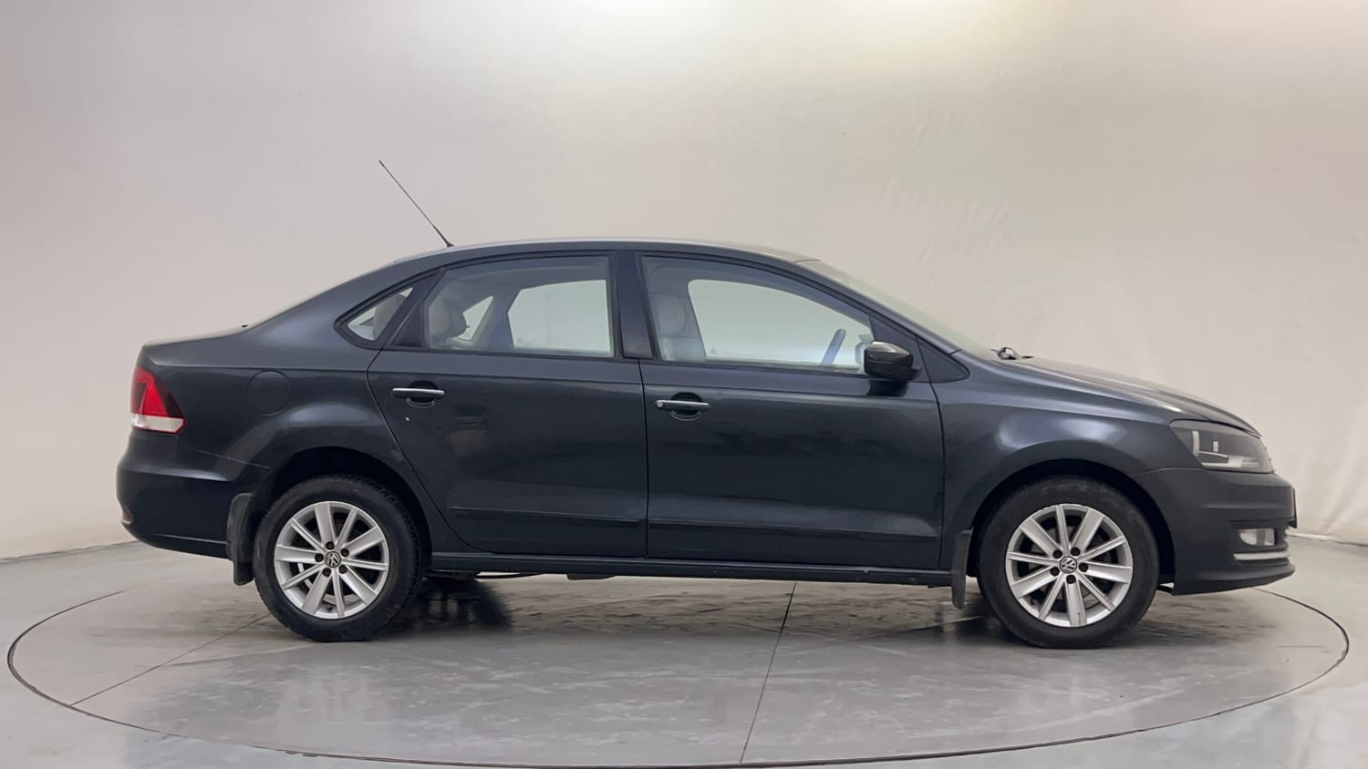 Used 2015 Volkswagen Vento Highline Diesel Diesel Manual exterior RIGHT SIDE VIEW