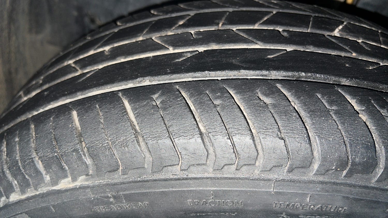 Used 2022 Nissan Magnite XE Petrol Manual tyres LEFT FRONT TYRE TREAD VIEW