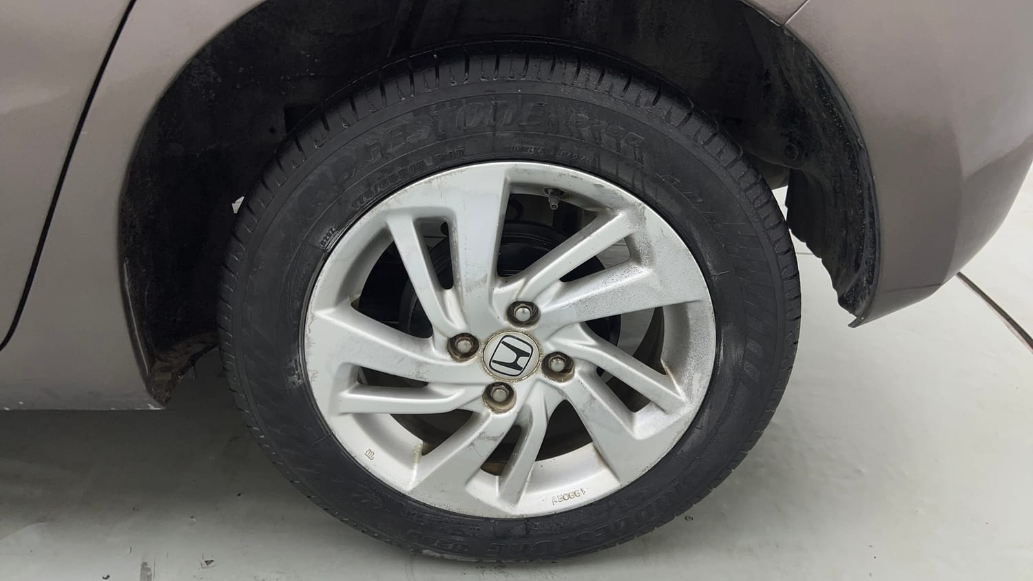 Used 2015 Honda Jazz V AT Petrol Petrol Automatic tyres LEFT REAR TYRE RIM VIEW