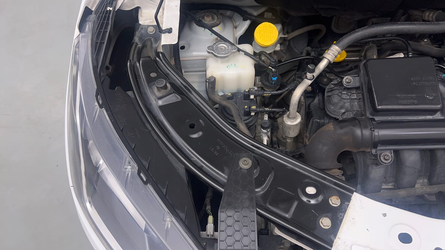 Used 2021 Nissan Magnite XL Petrol Manual engine ENGINE RIGHT SIDE VIEW
