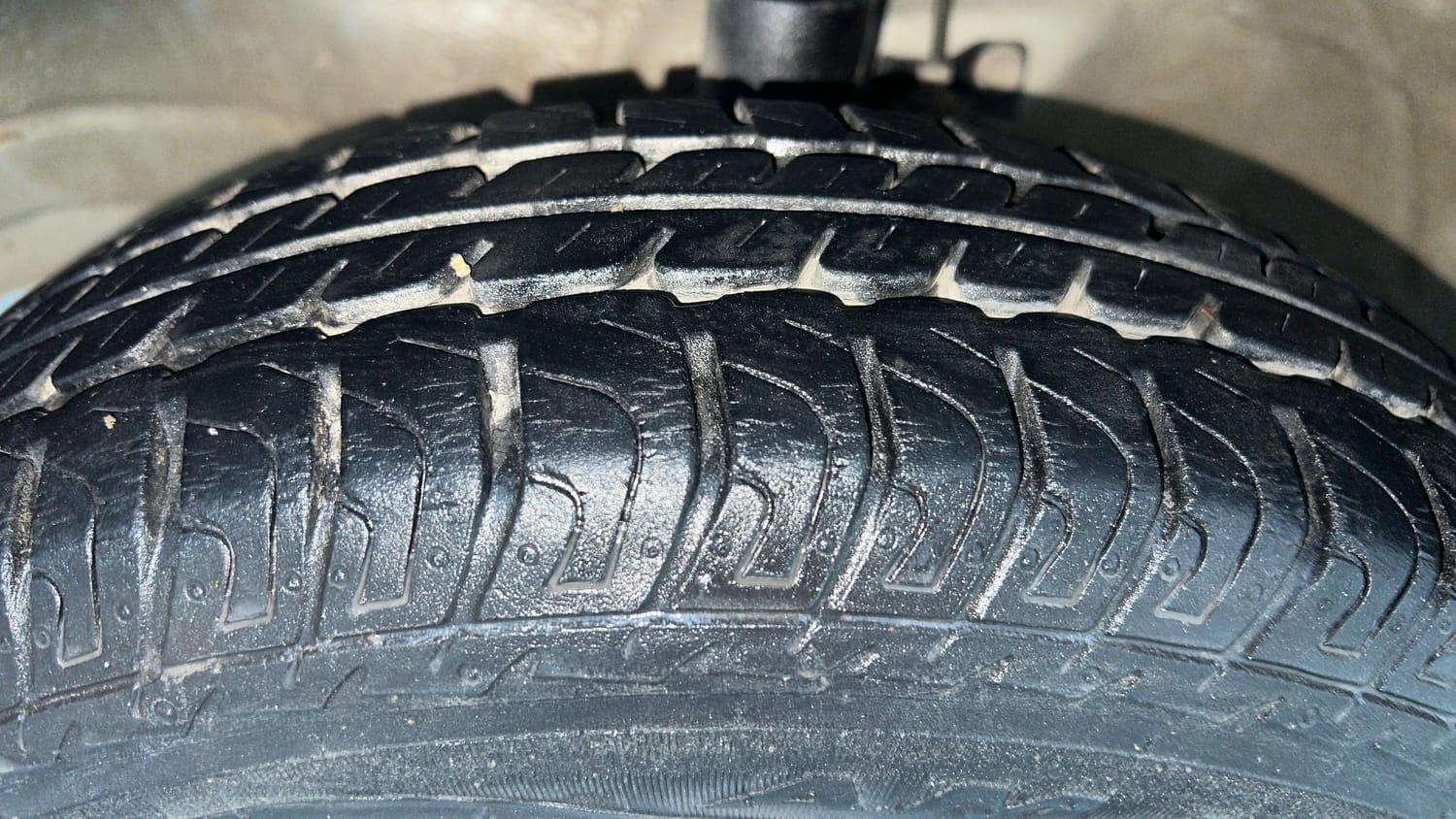 Used 2016 Maruti Suzuki Wagon R LXI Petrol Manual tyres LEFT FRONT TYRE TREAD VIEW