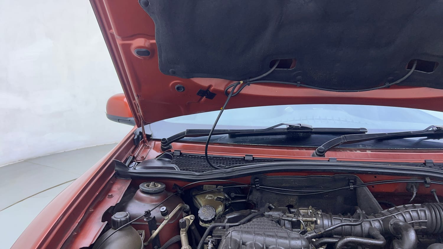 Used 2018 Renault Duster RXL Petrol Petrol Manual engine ENGINE RIGHT SIDE HINGE & APRON VIEW