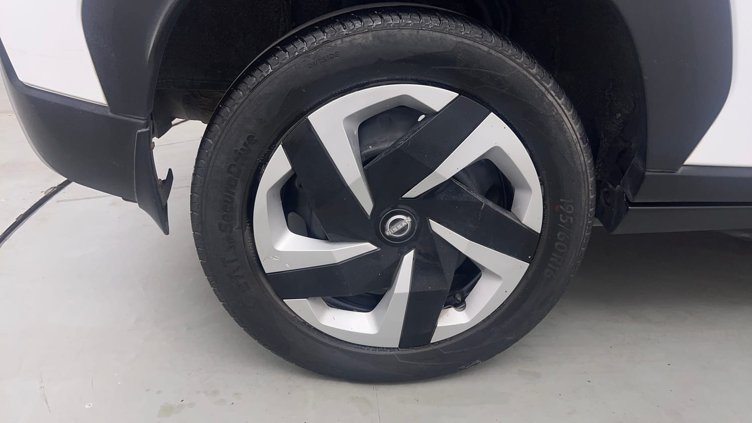 Used 2021 Nissan Magnite XL Petrol Manual tyres RIGHT REAR TYRE RIM VIEW