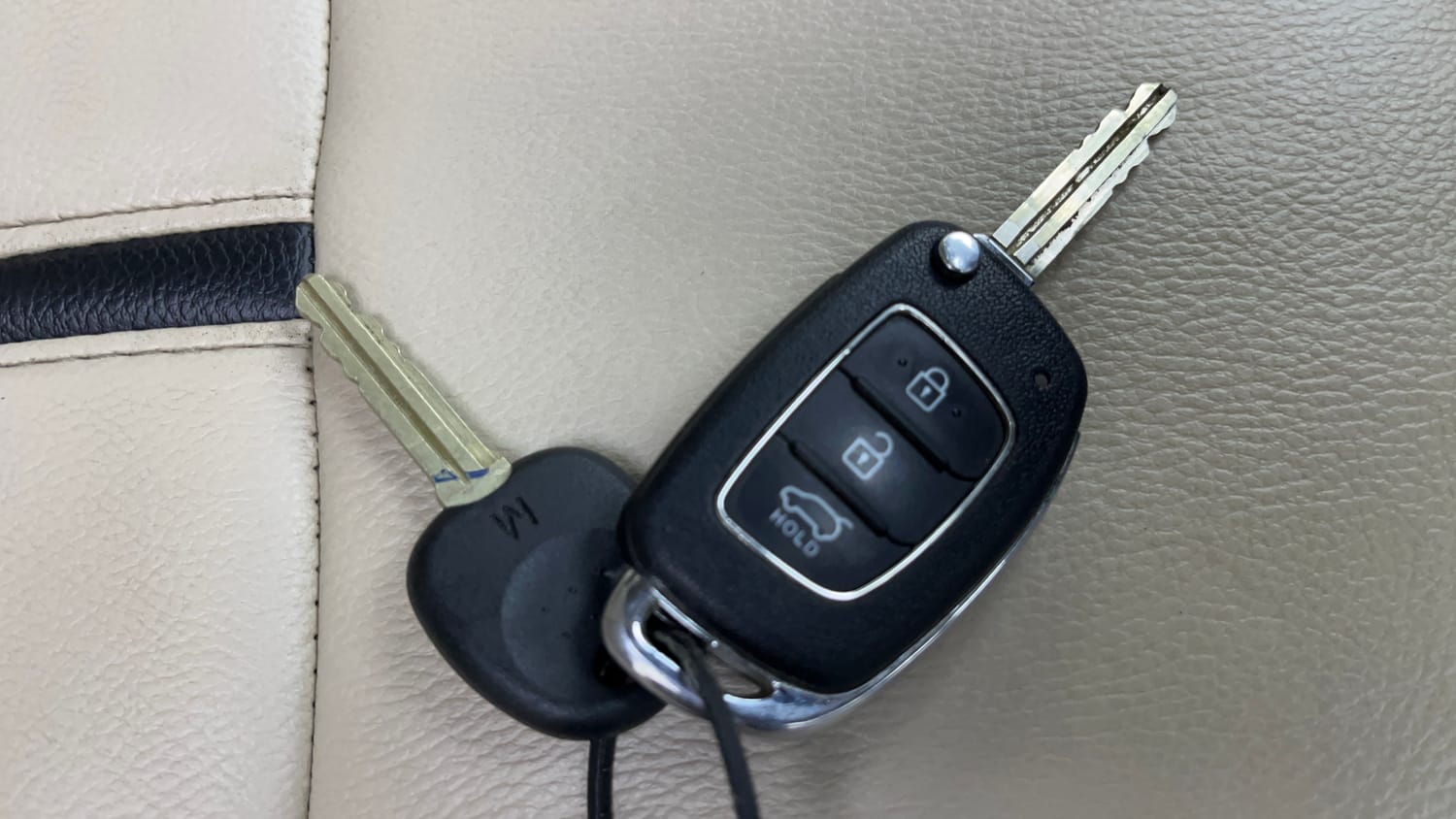 Used 2017 Hyundai Elite i20 Asta 1.2 Petrol Manual extra CAR KEY VIEW