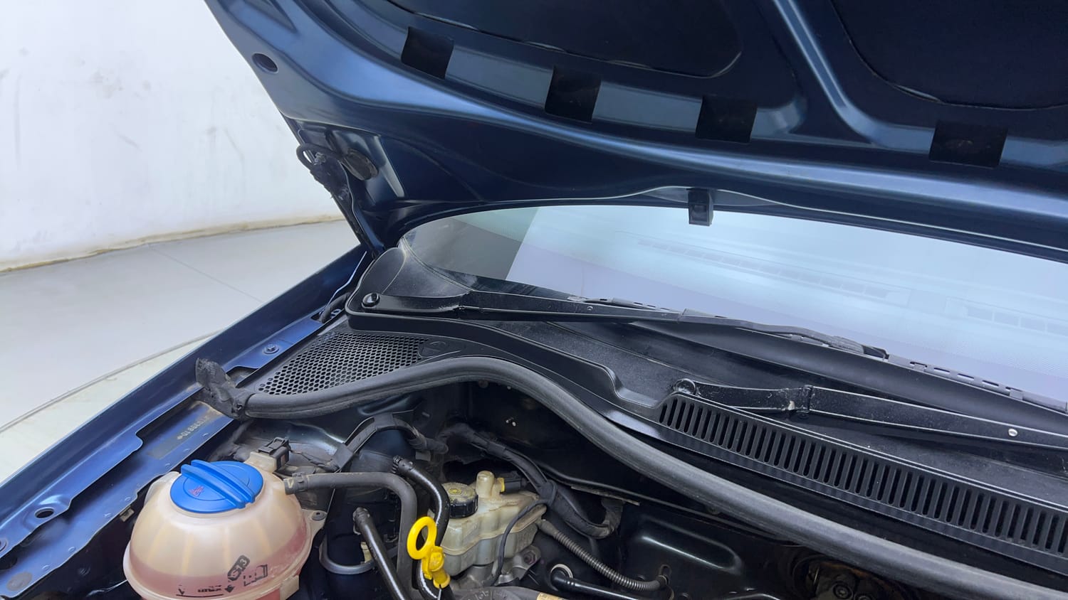 Used 2017 Volkswagen Ameo Highline1.2L (P) Petrol Manual engine ENGINE RIGHT SIDE HINGE & APRON VIEW
