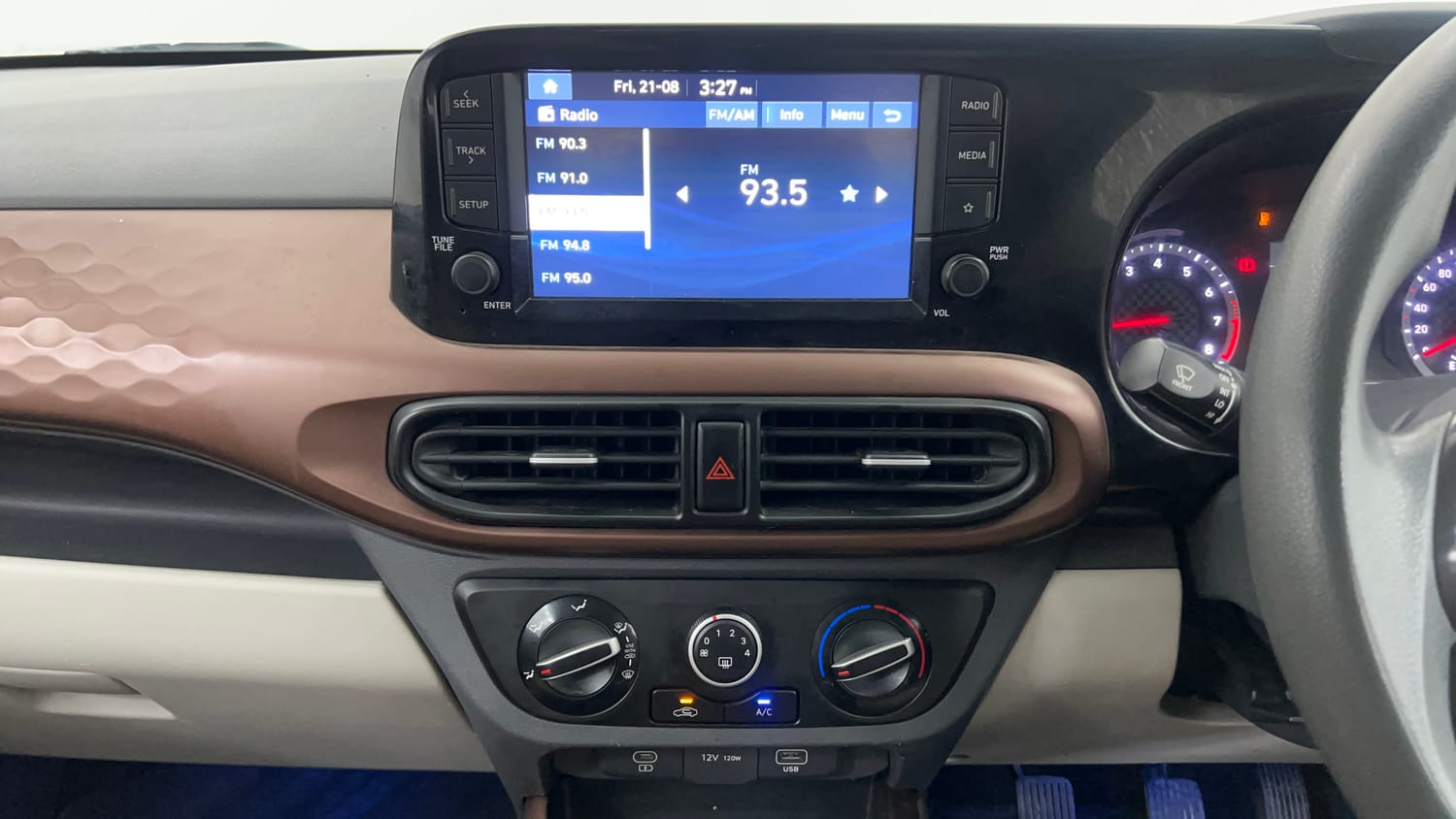 Used 2023 Hyundai Aura SX 1.2 CNG Cng Manual interior MUSIC SYSTEM & AC CONTROL VIEW