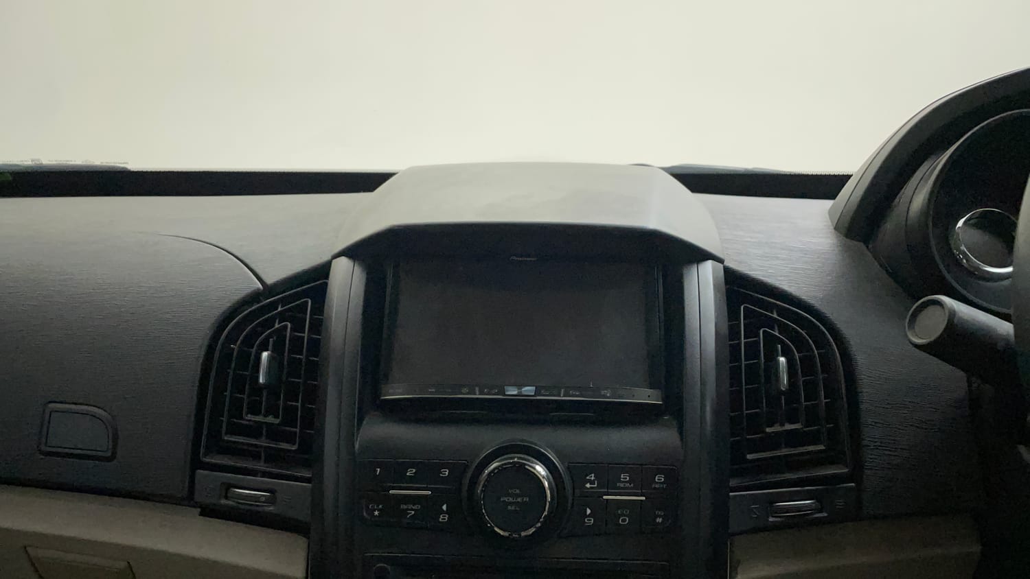Used 2016 Mahindra XUV500 W4 Diesel Manual top_features Integrated (in-dash) music system
