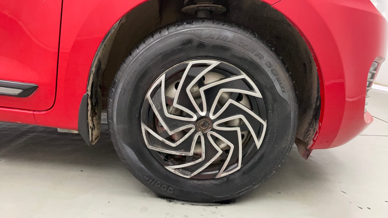 Used 2019 Maruti Suzuki Swift LXi Petrol Manual tyres RIGHT FRONT TYRE RIM VIEW