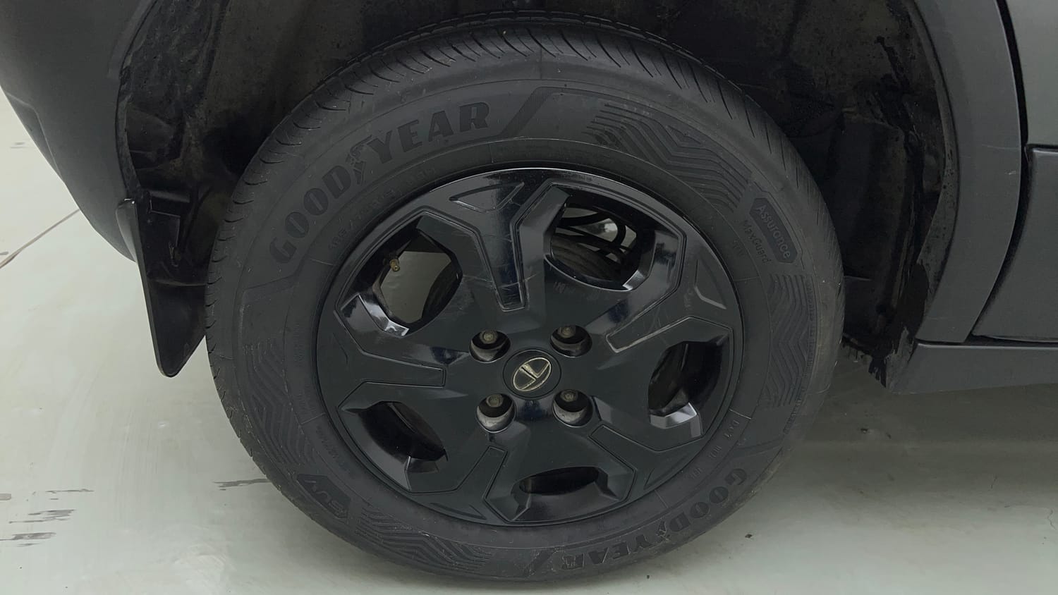 Used 2022 Tata Punch Accomplished AMT Petrol Automatic tyres RIGHT REAR TYRE RIM VIEW