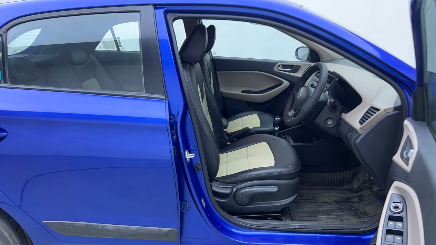 Used 2014 Hyundai Elite i20 Sportz 1.2 Petrol Manual interior RIGHT SIDE FRONT DOOR CABIN VIEW