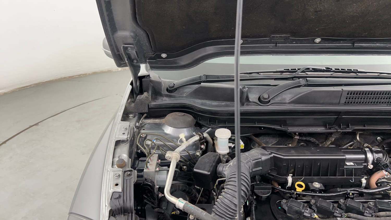 Used 2022 Maruti Suzuki S-Cross Alpha AT Petrol Automatic engine ENGINE RIGHT SIDE HINGE & APRON VIEW