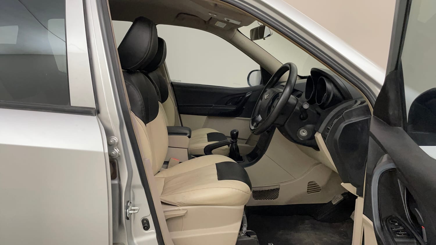 Used 2016 Mahindra XUV500 W4 Diesel Manual interior RIGHT SIDE FRONT DOOR CABIN VIEW