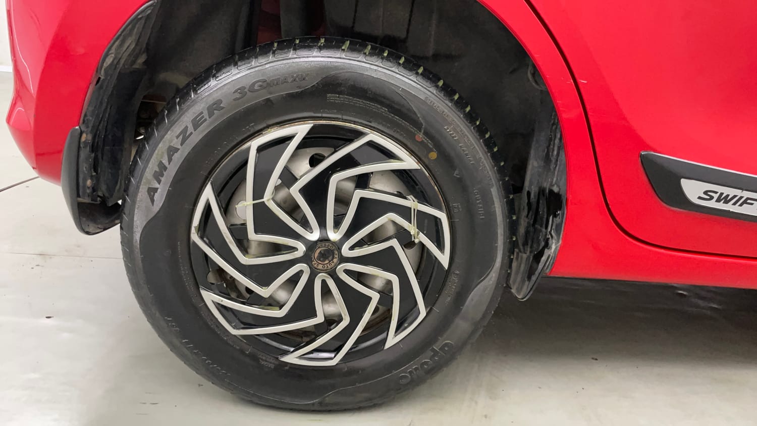 Used 2019 Maruti Suzuki Swift LXi Petrol Manual tyres RIGHT REAR TYRE RIM VIEW