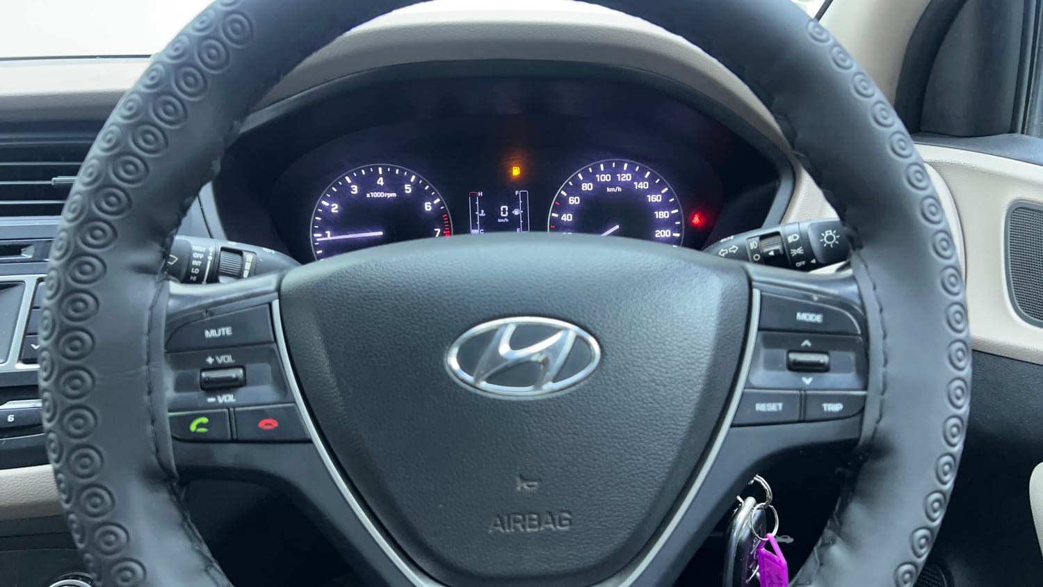 Used 2014 Hyundai Elite i20 Sportz 1.2 Petrol Manual top_features Steering mounted controls