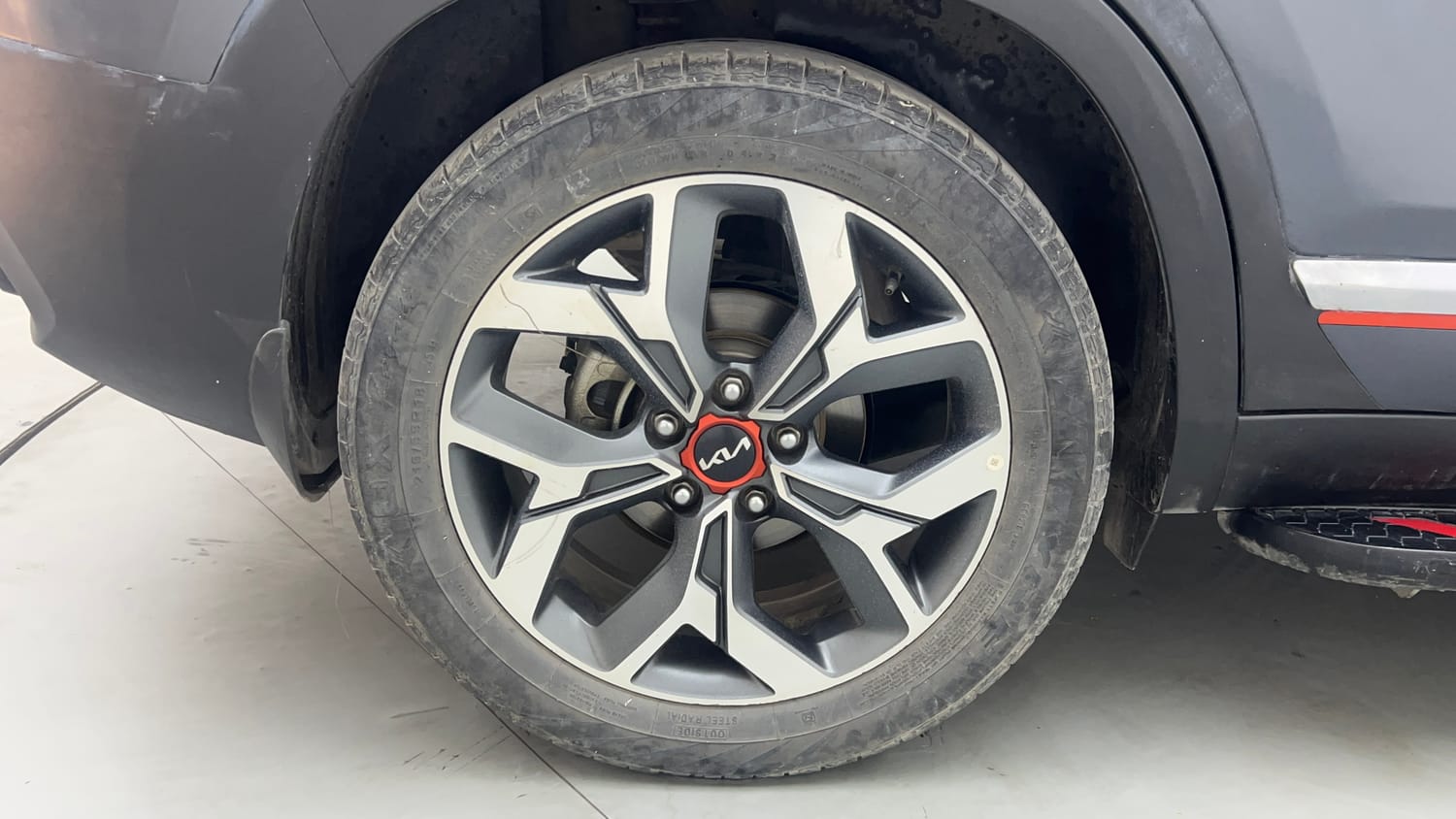 Used 2022 Kia Seltos X Line 1.5 Diesel AT Diesel Automatic tyres RIGHT REAR TYRE RIM VIEW
