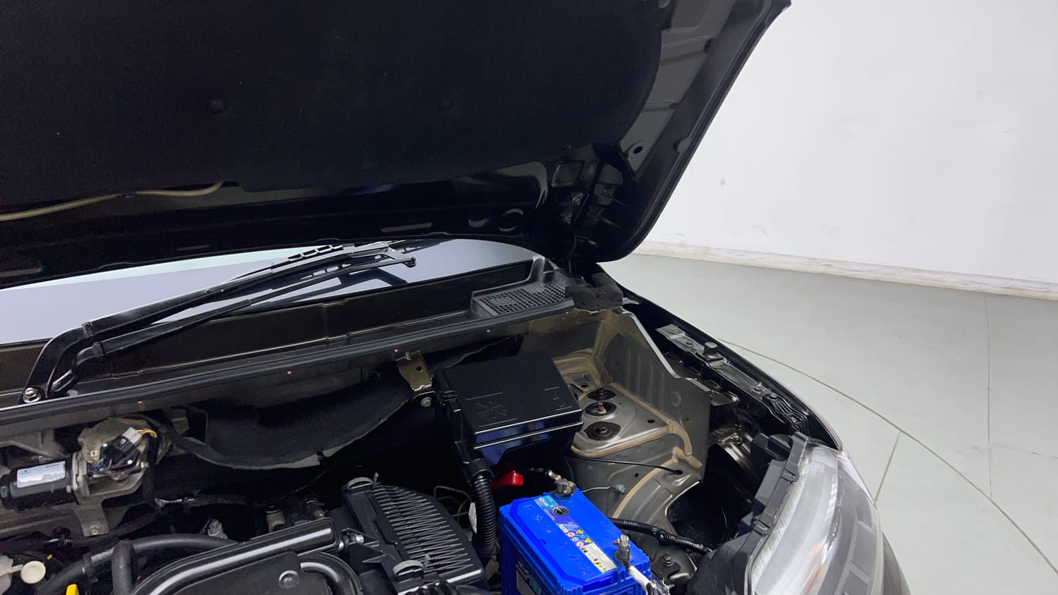 Used 2020 Renault Kwid CLIMBER 1.0 Petrol Manual engine ENGINE LEFT SIDE HINGE & APRON VIEW