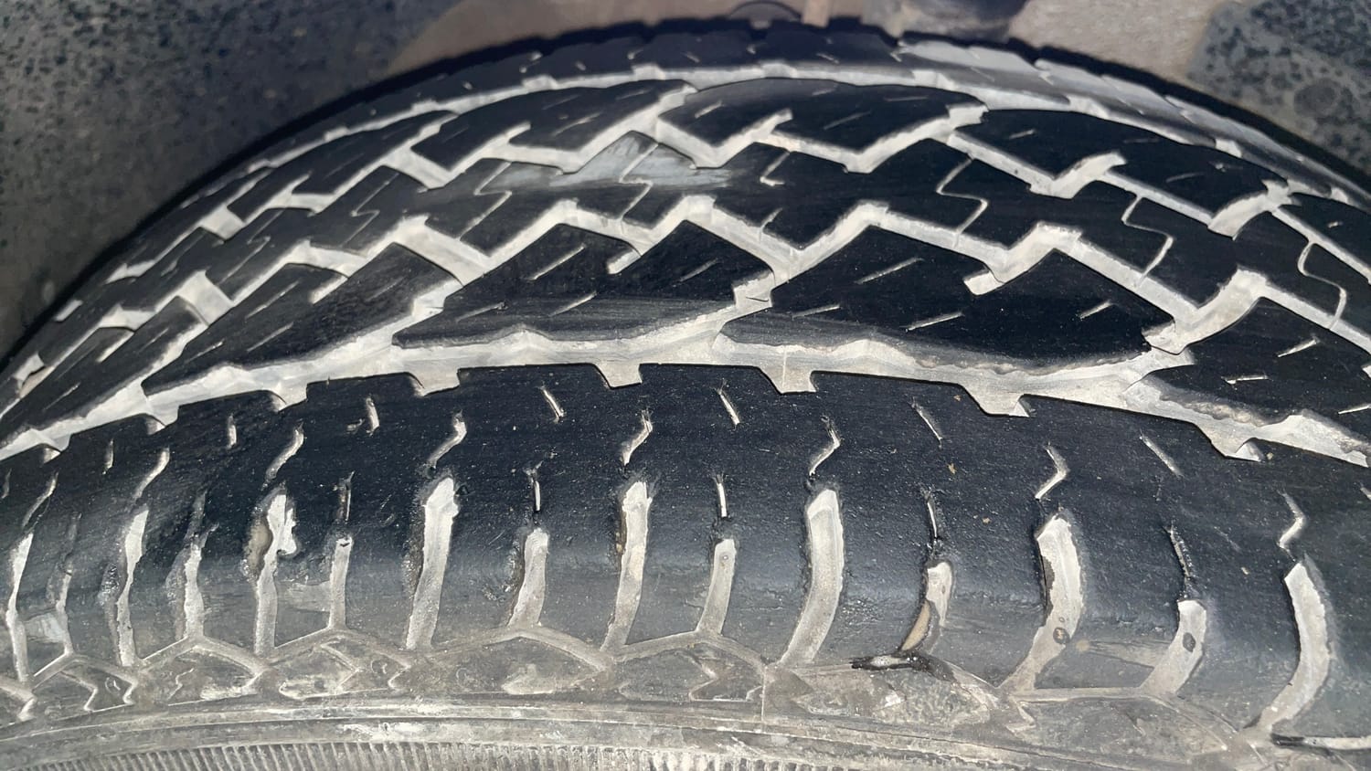 Used 2016 Mahindra XUV500 W4 Diesel Manual tyres RIGHT FRONT TYRE TREAD VIEW