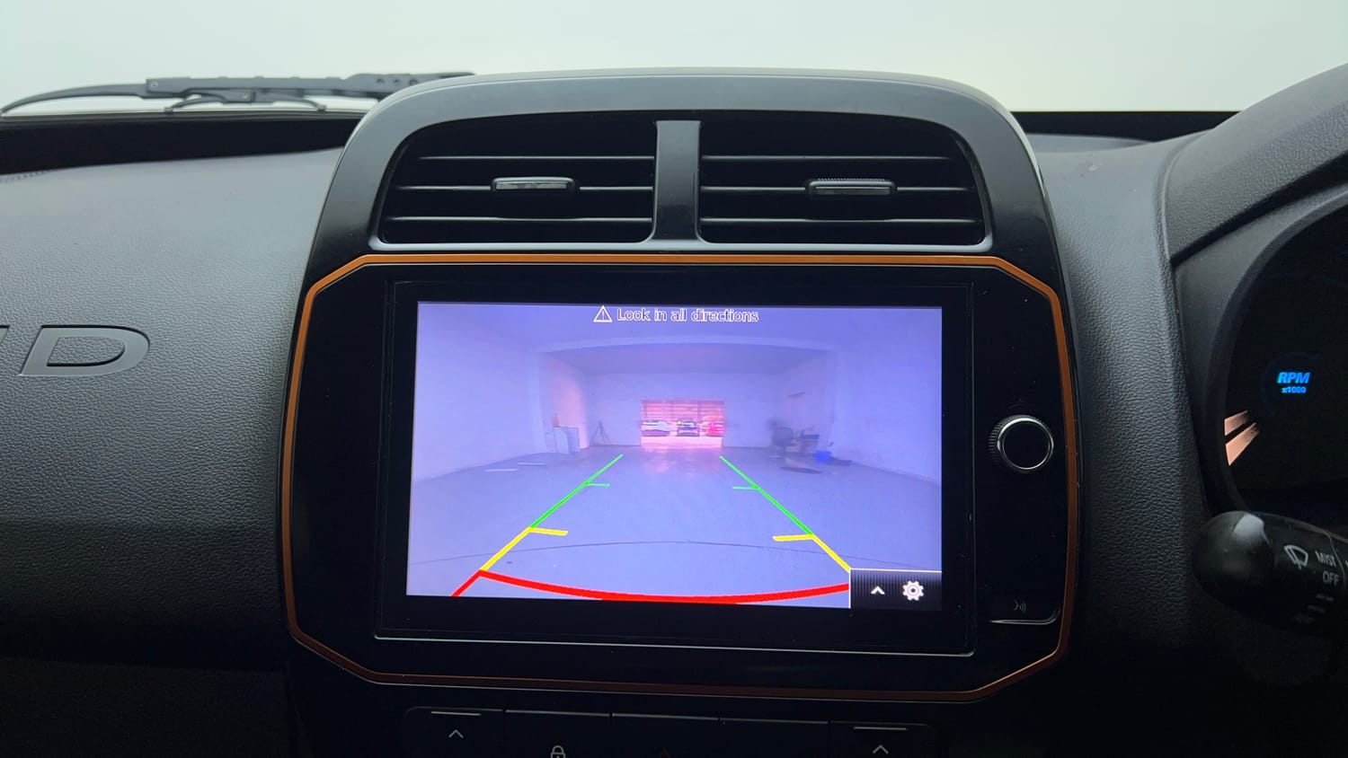 Used 2020 Renault Kwid CLIMBER 1.0 Petrol Manual top_features Rear camera