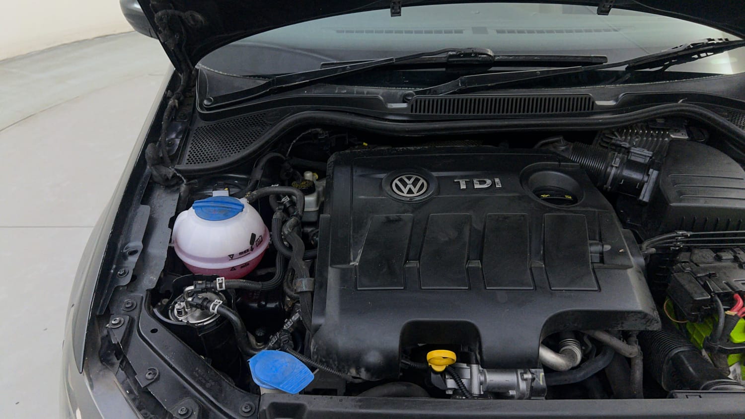 Used 2015 Volkswagen Vento Highline Diesel Diesel Manual engine ENGINE RIGHT SIDE HINGE & APRON VIEW