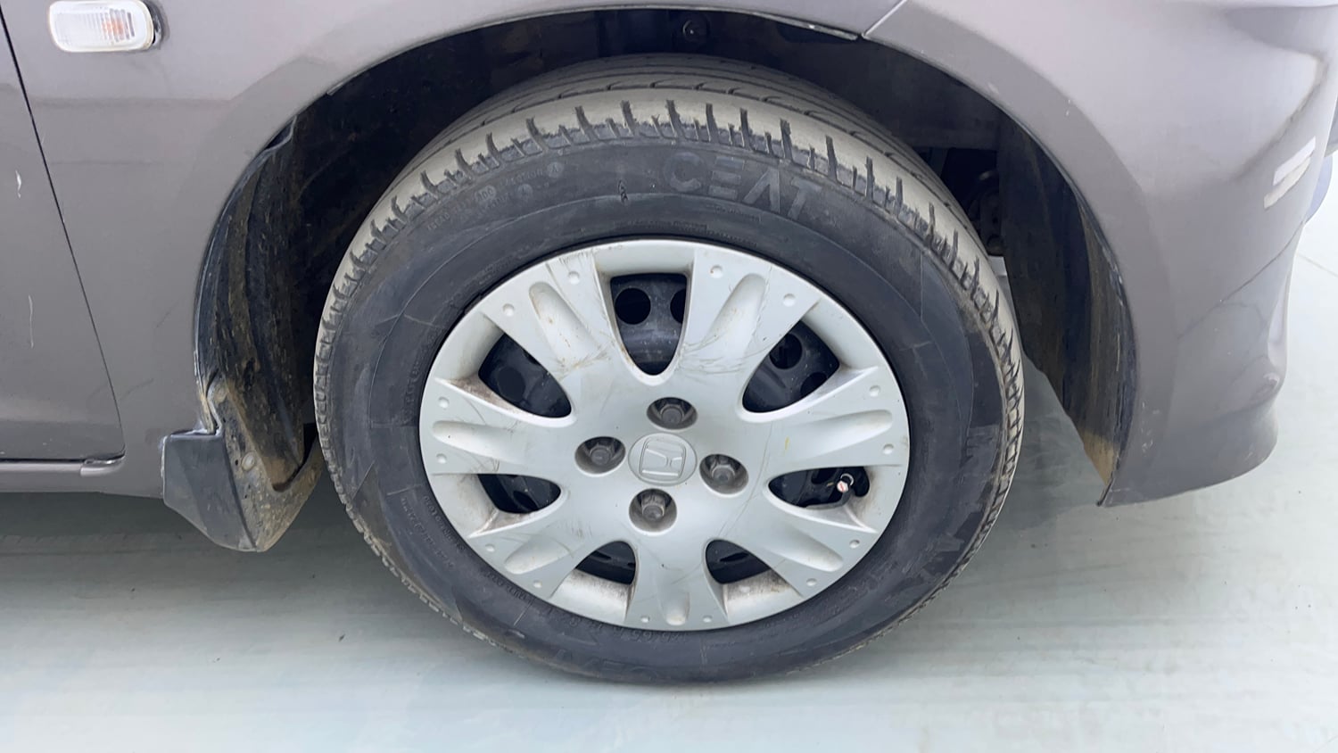 Used 2013 Honda Brio S(O)MT Petrol Manual tyres RIGHT FRONT TYRE RIM VIEW