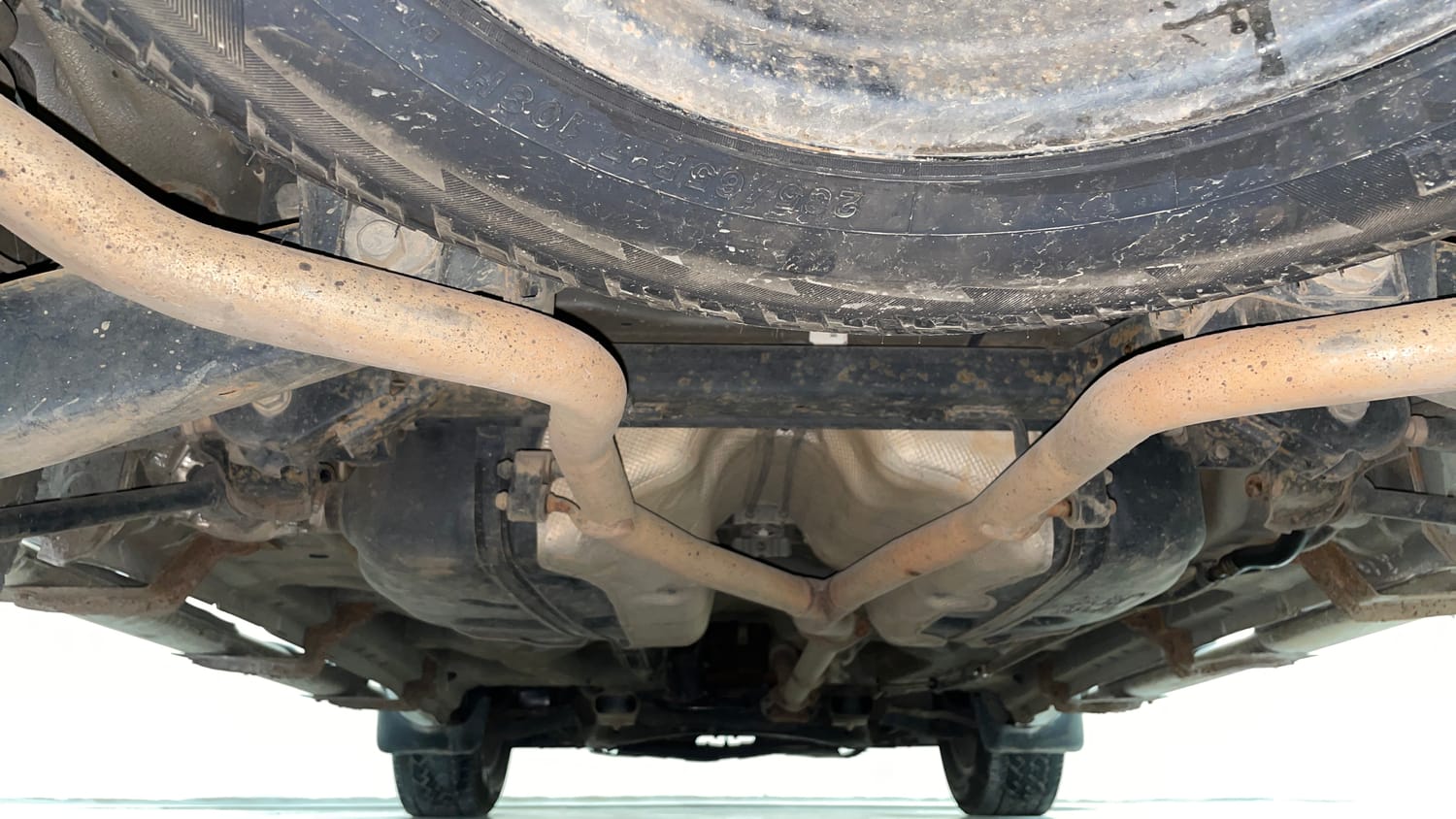 Used 2016 Mahindra XUV500 W4 Diesel Manual extra REAR UNDERBODY VIEW (TAKEN FROM REAR)